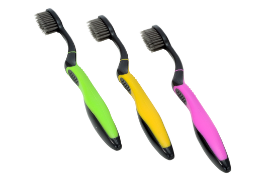 Zubná kefka s čiernym uhlím