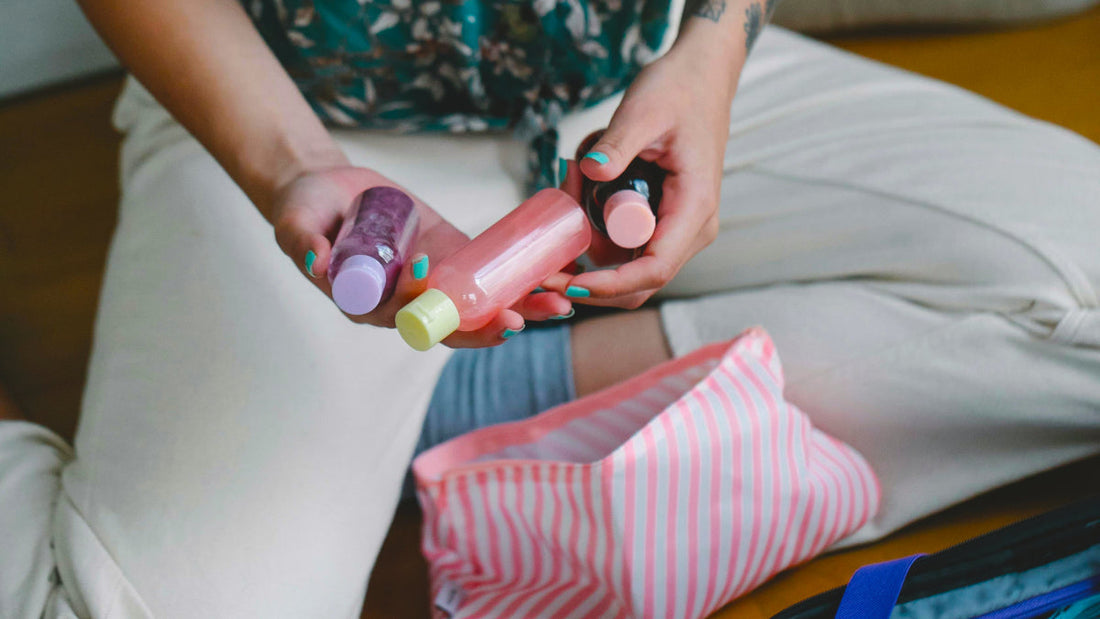 Rady a tipy pred dovolenkou: Ako efektívne vybrať a zabaliť kozmetiku do lietadla